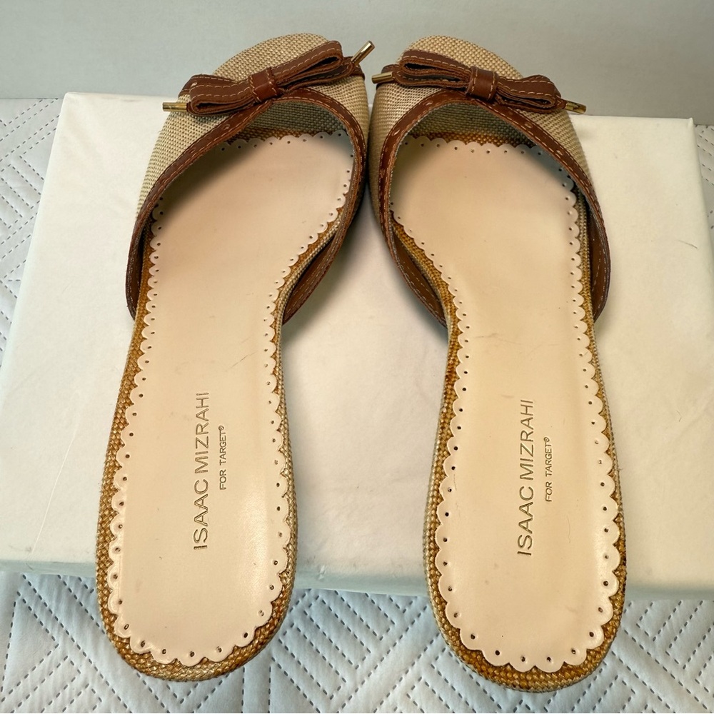 Isaac Mizrahi Brown and Tan Bow Kitten Heel Sandals Size 9 - Picture 5 of 11